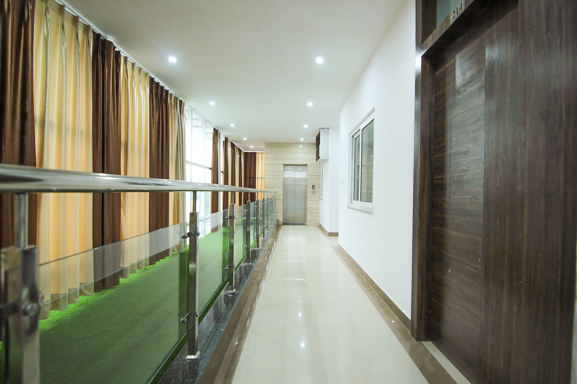 Hotel Ss Grand Λάκναου Εξωτερικό φωτογραφία